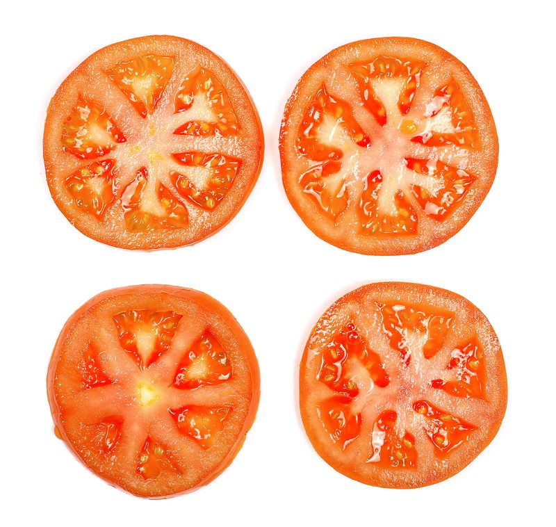 鲜红色番茄片白色背景下单独摆放和收集
