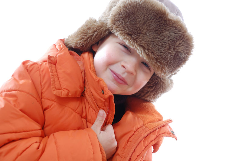 孩子穿着外套戴着冬季皮帽