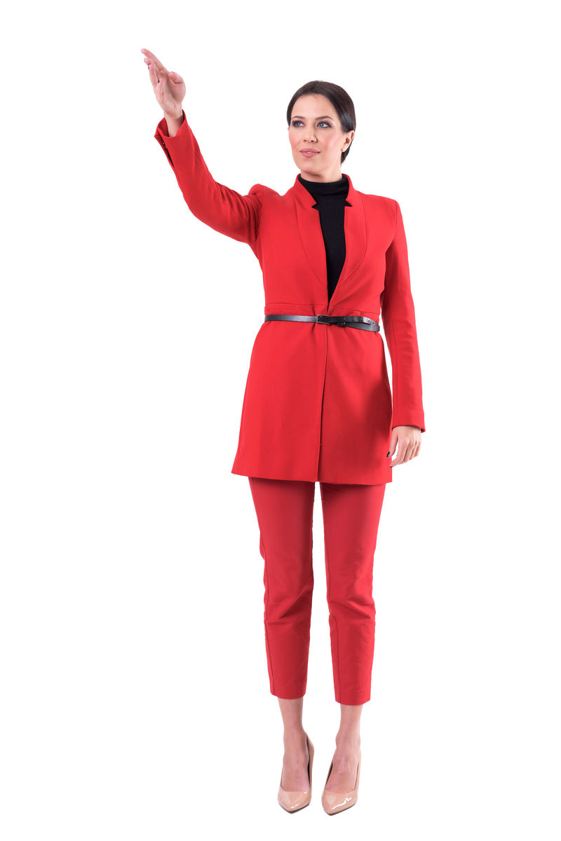 穿着红色正装的自信成功的商业女性显示出引领成功之路的方向全身隔离在白色背景上
