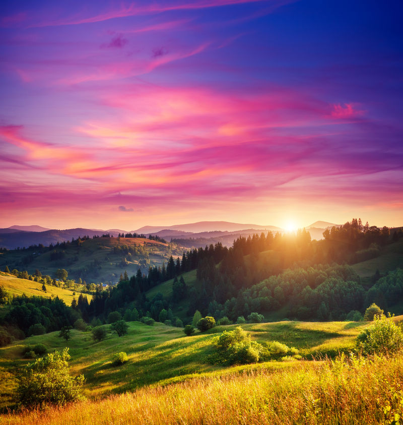 美丽的绿色山丘在黄昏时被温暖的阳光照耀着戏剧性的场景五颜六色的天空红云喀尔巴阡乌克兰欧洲美丽世界