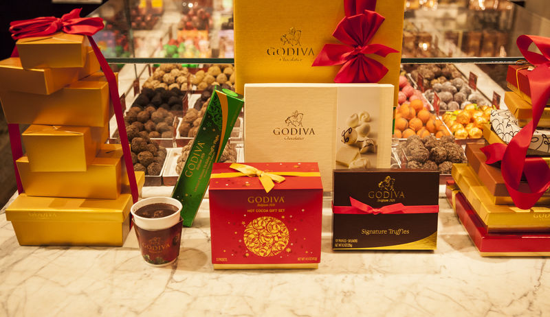 纽约纽约美国-2015年11月30日：在曼哈顿第五大道650号的Godiva Chocolatier由女演员Emmy Rossum主持的热巧克力开赛期间的气氛视图