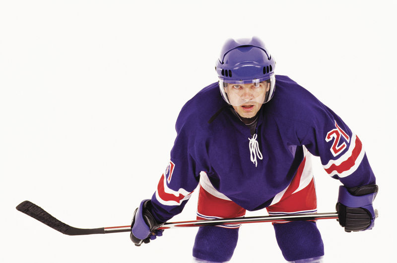 少年冰球运动员的肖像-装备齐全-穿着运动服-白底隔离