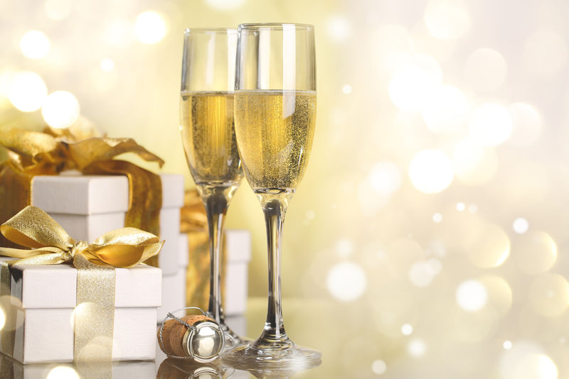 准备迎接新年的香槟酒杯和礼物