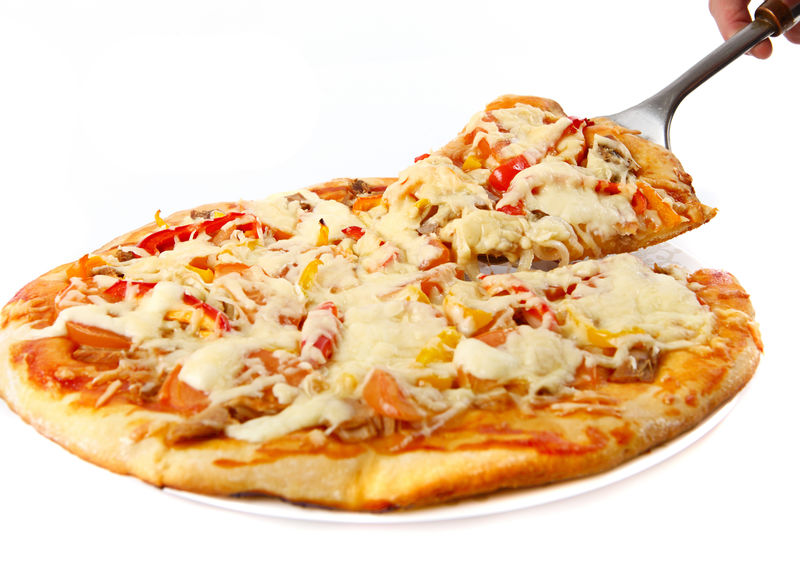 Supreme Pizza用白底上隔离的金枪鱼和辣椒酱将切片取出