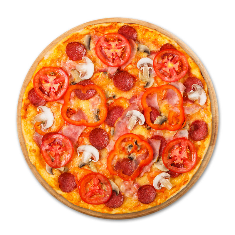 美味的披萨有蘑菇辣椒和意大利辣香肠-薄的糕点皮放在木质圆桌上白色背景俯视图