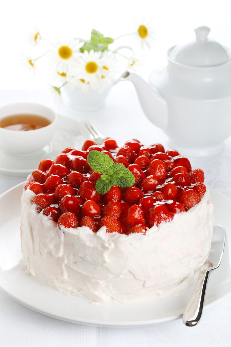 白底草莓奶油蛋糕