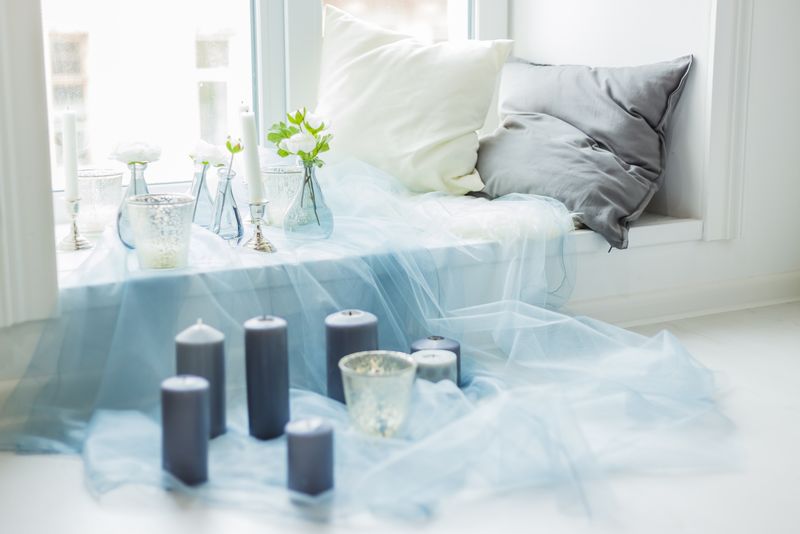 摄影装饰-灰色蜡烛白色和灰色枕头蓝色纺织品人造花卉