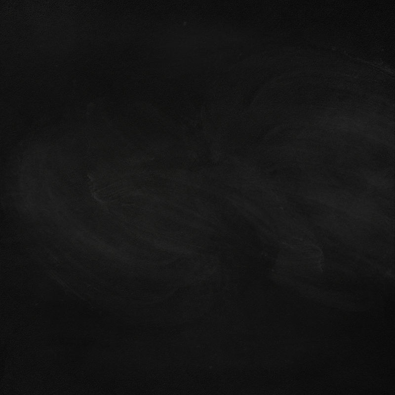 抽象粉笔擦在空旷亮丽的黑色黑板上-可用于添加文字广告内容平面设计以供销售展示推销您的食品菜单或产品-商业概念
