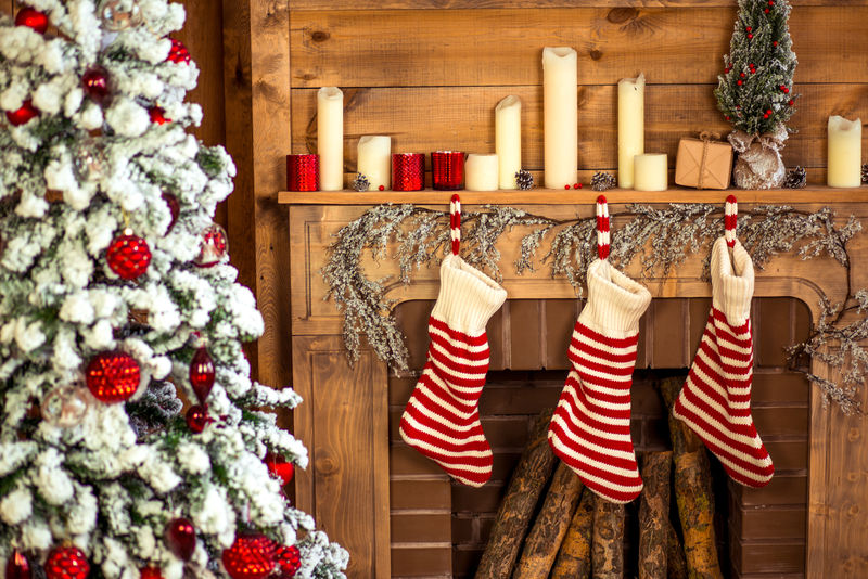 美丽的节日装饰着家里的圣诞树圣诞树下的礼物和红色的圣诞袜