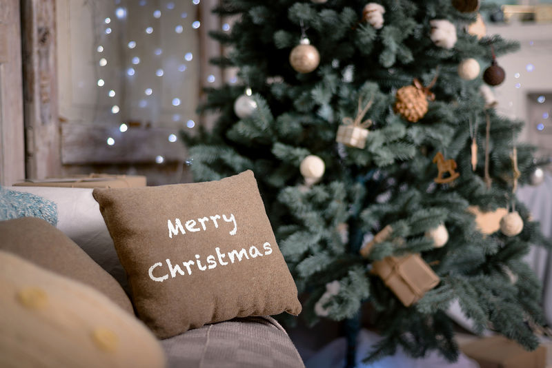 新年装饰快乐圣诞快乐装饰圣诞室内沙发枕头圣诞树新年
