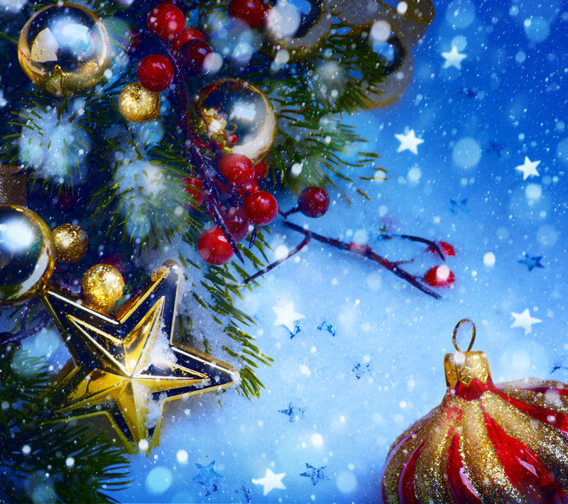 艺术圣诞节背景与红色装饰浆果和杉木在