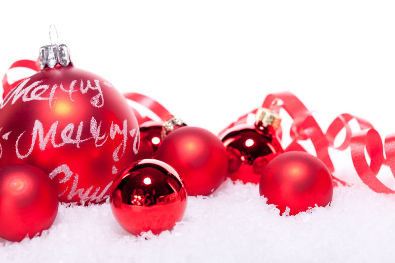 圣诞装饰品节日红色小饰品在雪地里孤立