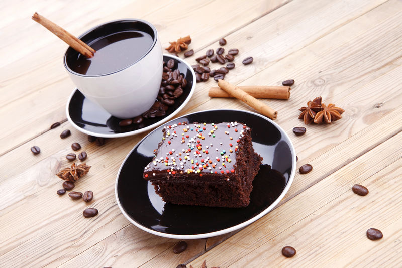 甜食：热的黑香味咖啡和巧克力蛋糕-配肉桂棒咖啡豆和茴香星