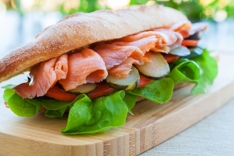三文鱼三明治配法式法式面包泡菜番茄和生菜