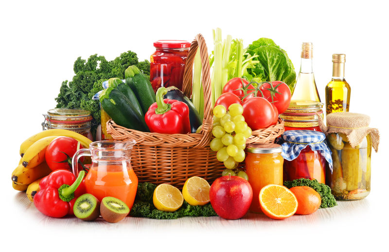 白底柳条篮中的各种有机蔬菜和水果成分