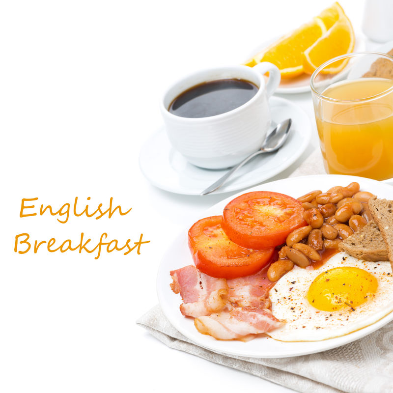 传统的英式早餐配煎蛋培根豆子咖啡