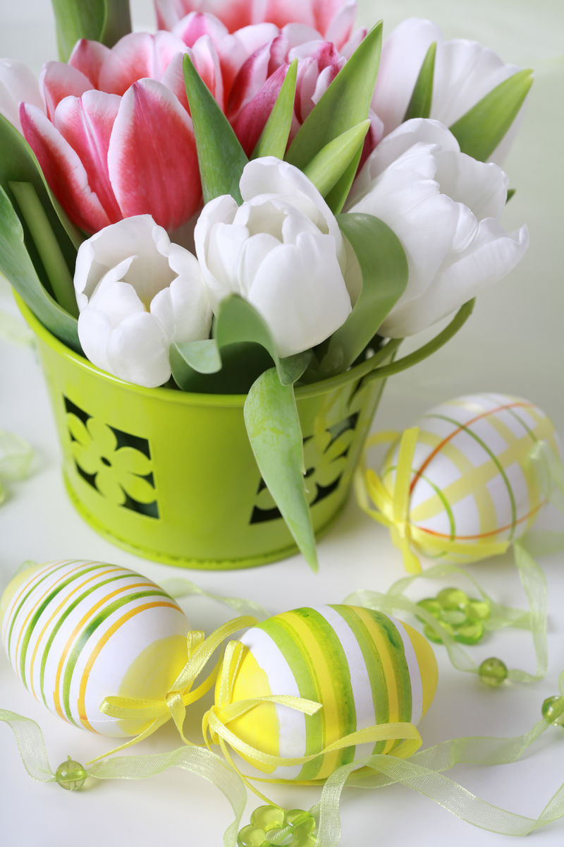 复活节用鸡蛋和白郁金香装饰餐桌