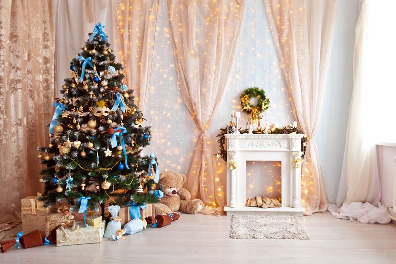 圣诞快乐新年快乐用圣诞玩具装饰的经典绿树带壁炉的室内