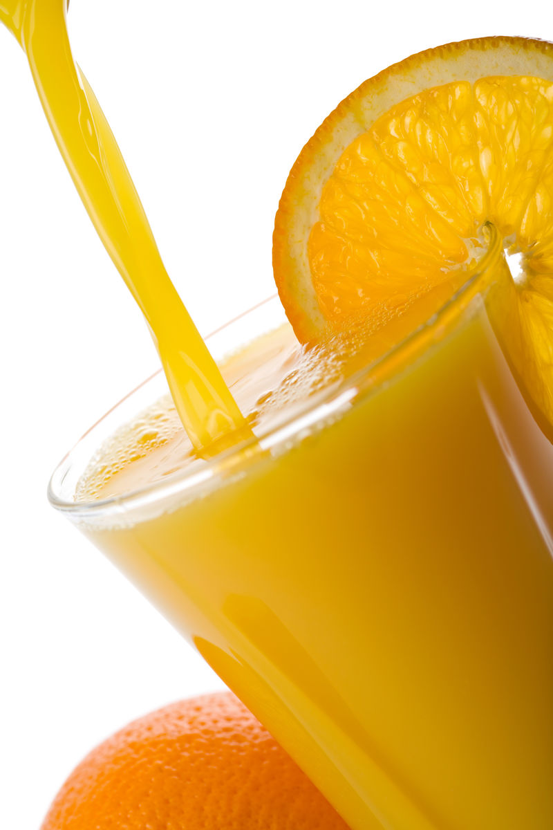 橙汁倒入玻璃隔离