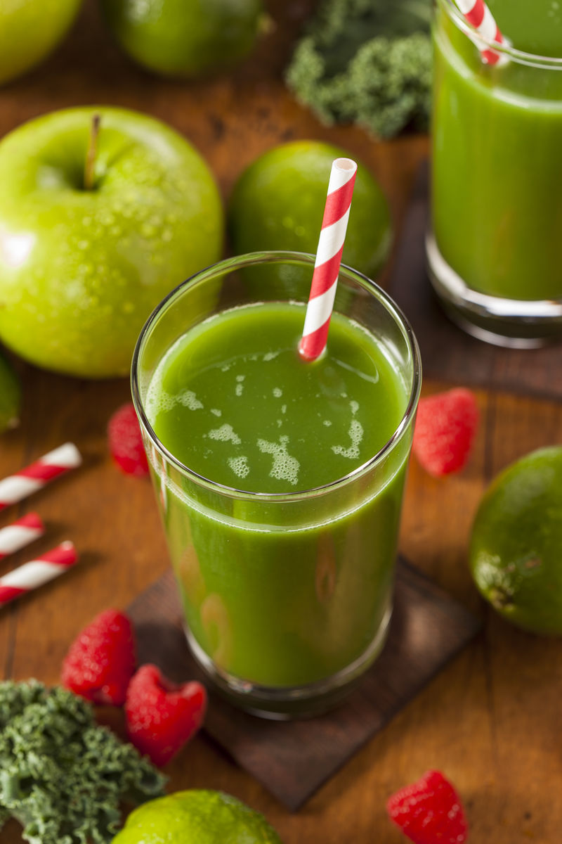 健康的绿色蔬菜和水果沙冰果汁