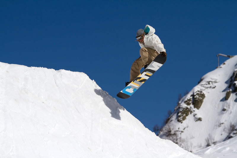 索契-俄罗斯- 2014年3月22日：滑雪跳跃的雪公园-山滑雪场Rosa Khutor