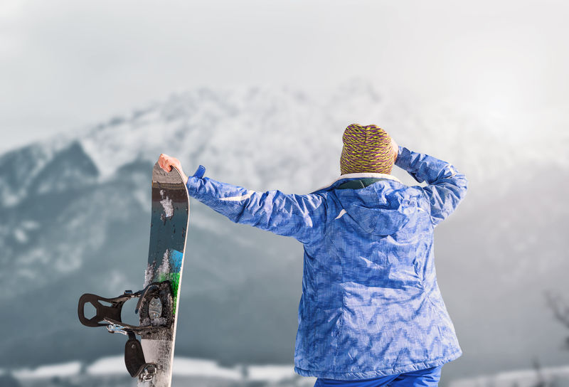 雪山风景带滑雪板的活泼女孩