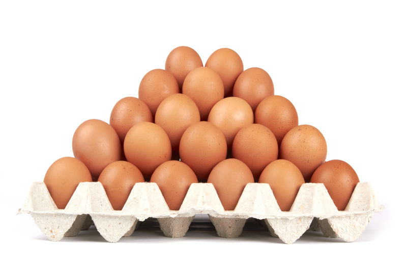 白底托盘中的一组新鲜鸡蛋