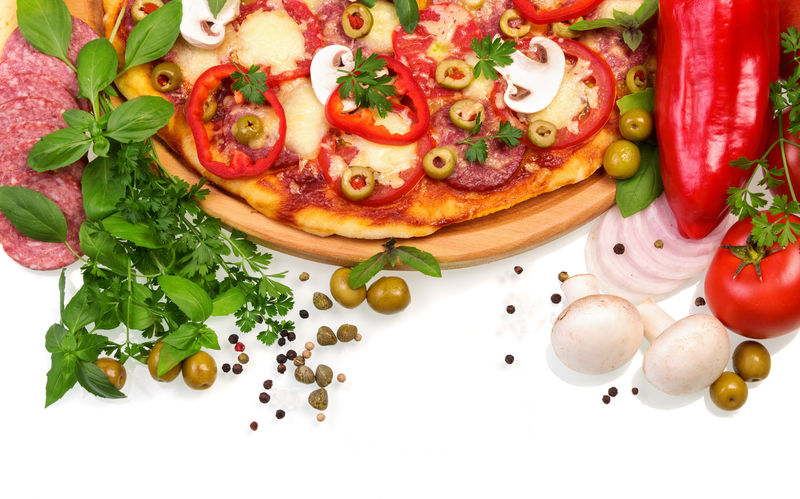 白底蘑菇香肠和蔬菜披萨