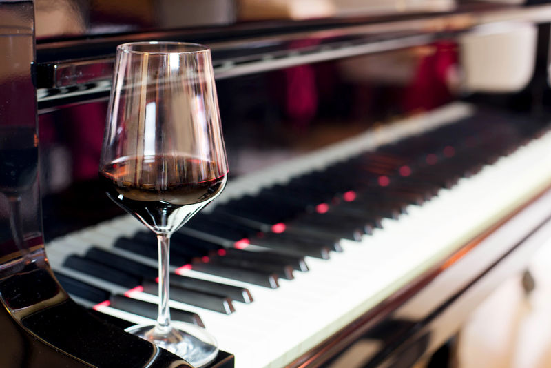 红酒杯和钢琴
