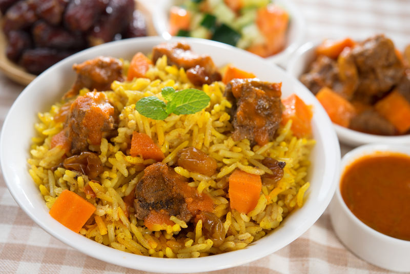 阿拉伯米饭-中东的斋月食品-配倒立羊肉和阿拉伯沙拉
