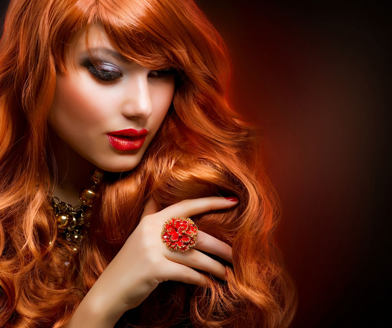 波浪红头发-时尚女孩肖像
