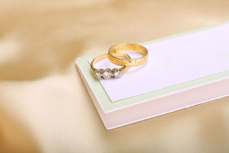 金婚戒和钻石订婚戒指