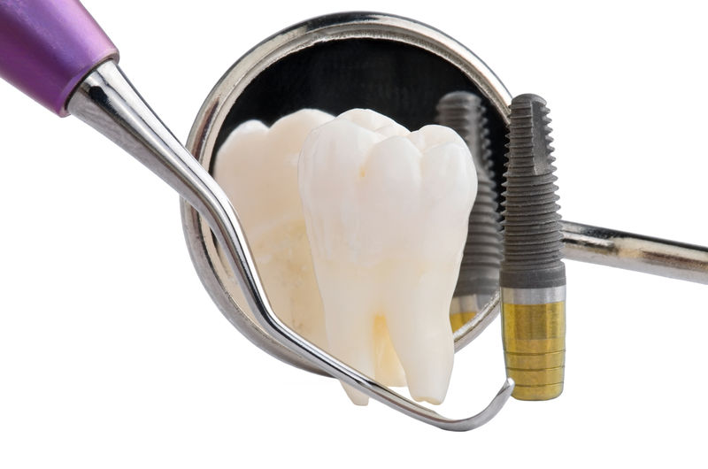 白底人牙钛种植体牙科镜和探针