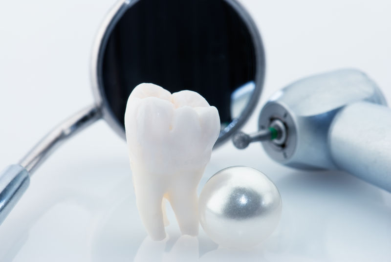 智齿天然珍珠和牙科工具-健康牙齿的概念-蓝色图像