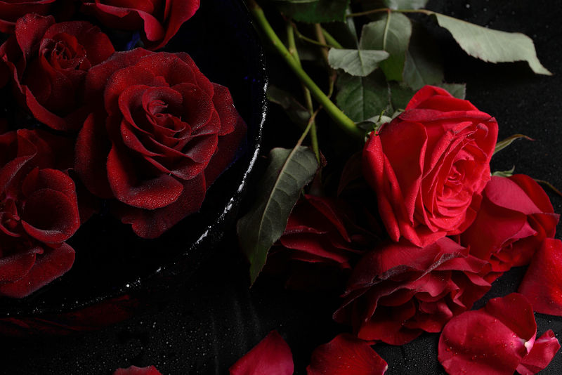 红玫瑰和水滴在一架黑旧钢琴上-烟雾缭绕（一对）