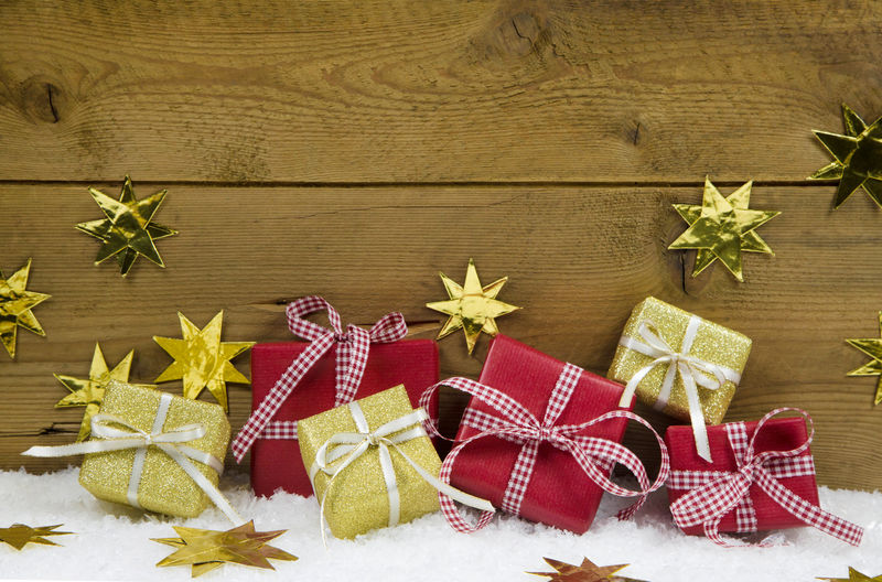 圣诞背景有金色和红色的礼物和礼物