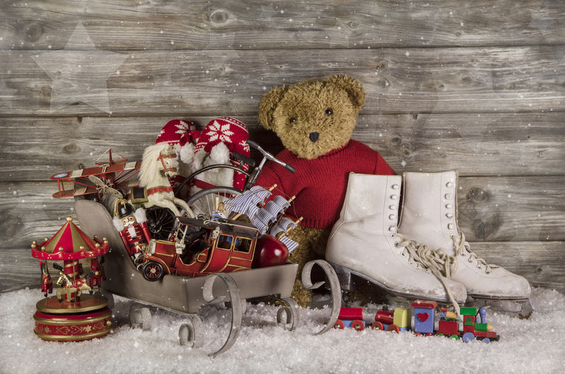 圣诞装饰用木制背景的儿童玩具