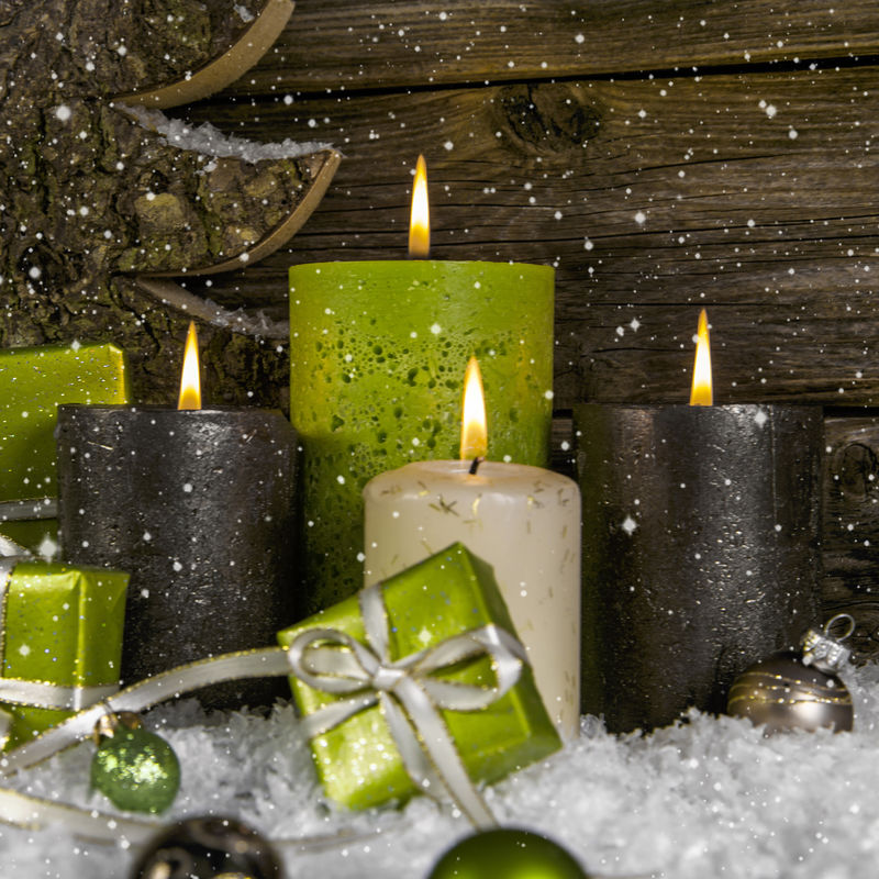 装饰：四支绿色和棕色的圣诞蜡烛