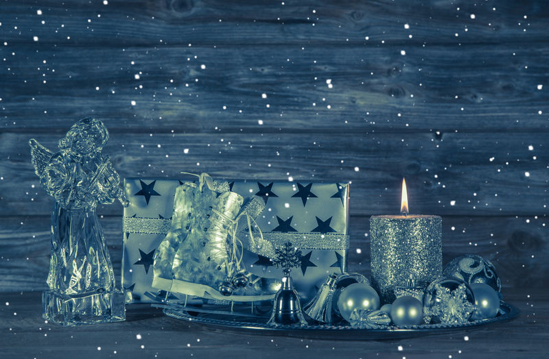 深蓝色圣诞装饰带蜡烛和木制礼物