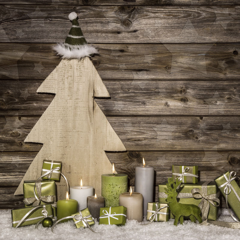 绿色和棕色的天然圣诞装饰木质背景