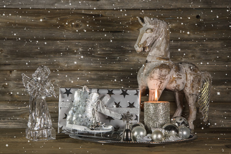 银色和米色圣诞装饰带礼物天使马