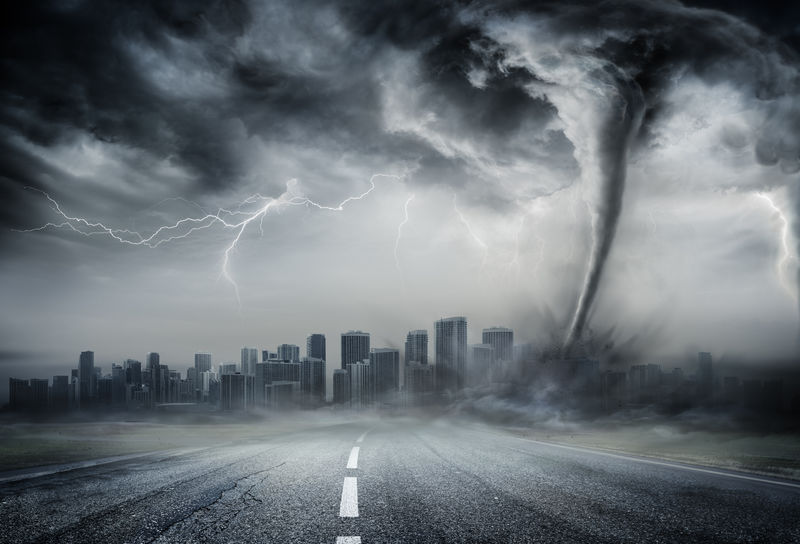 商业道路上的龙卷风——城市的戏剧性天气