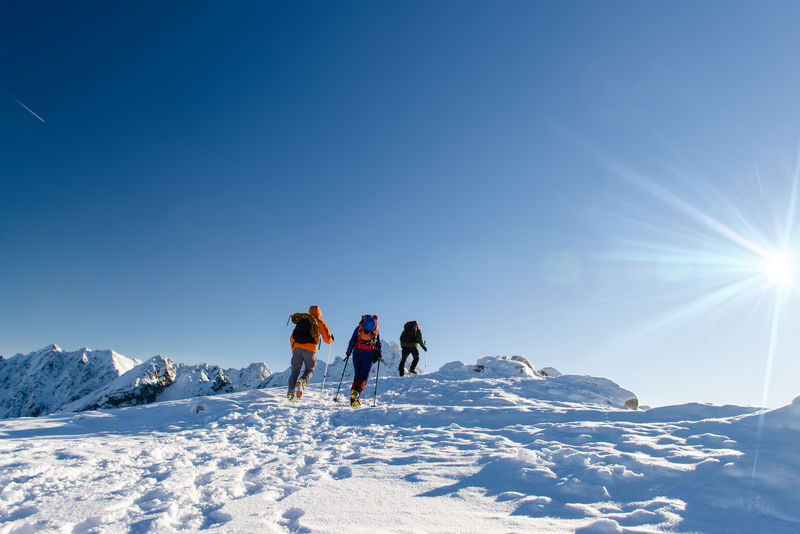 冬山群山风景秀丽山青水秀