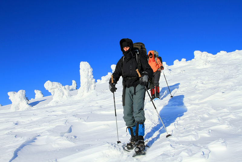 冬天穿雪鞋徒步旅行