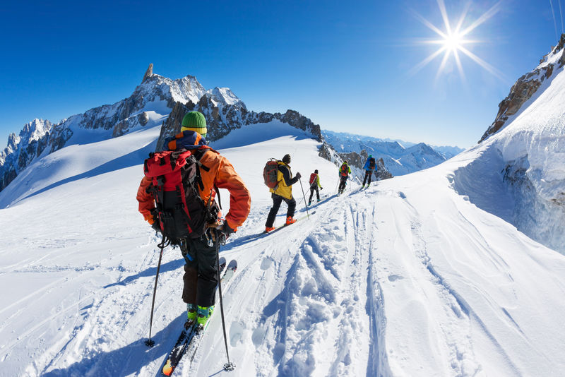 一组滑雪运动员开始降落白谷勃朗峰高原法国夏蒙尼