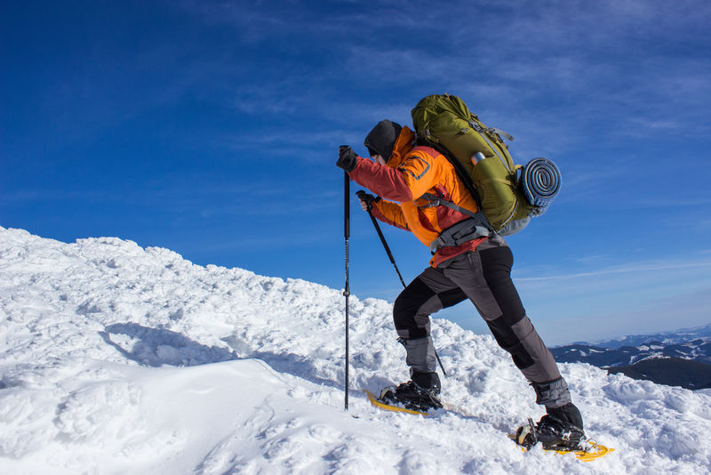 冬天穿雪鞋在山上徒步旅行