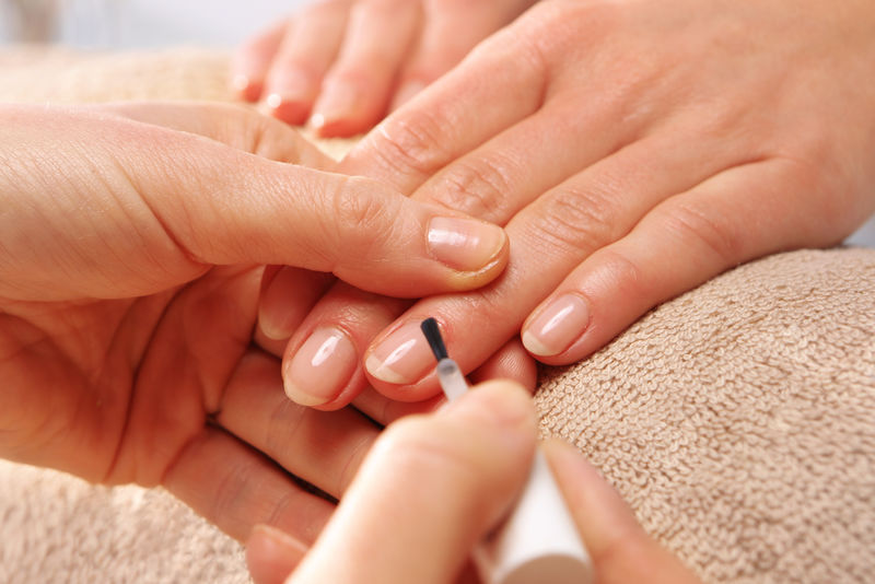 指甲油-女人给美容师-治疗手和指甲护理-女人给美容师修指甲