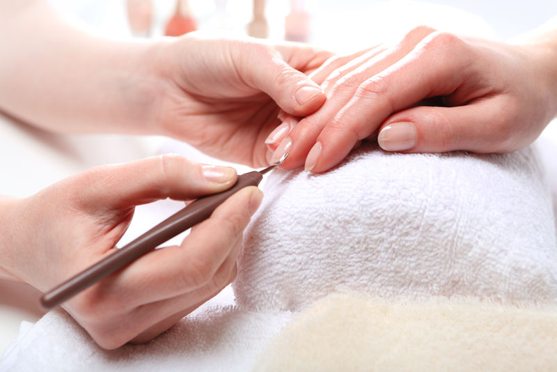 健康整洁的指甲-自然美-手指甲护理-女人到美容师那里修指甲