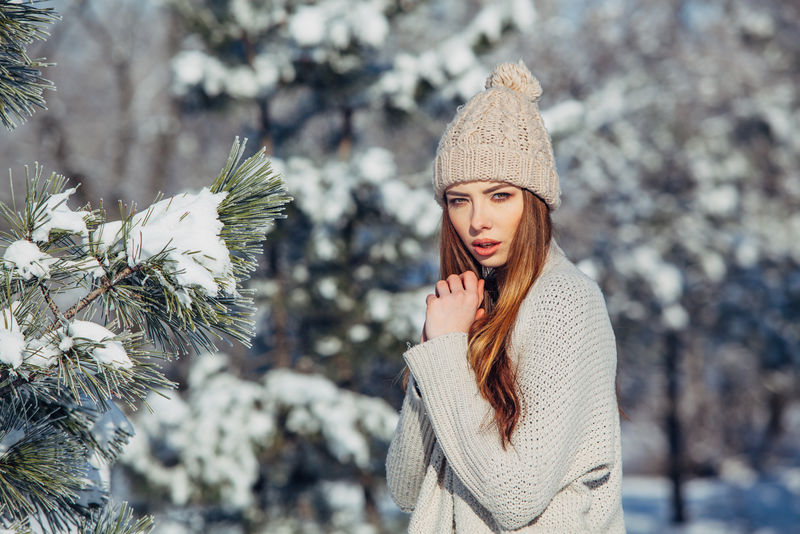 美丽的冬日雪景中年轻女子的肖像