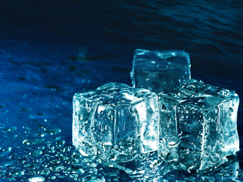 冰水和抽象的蓝色背景为您的设计